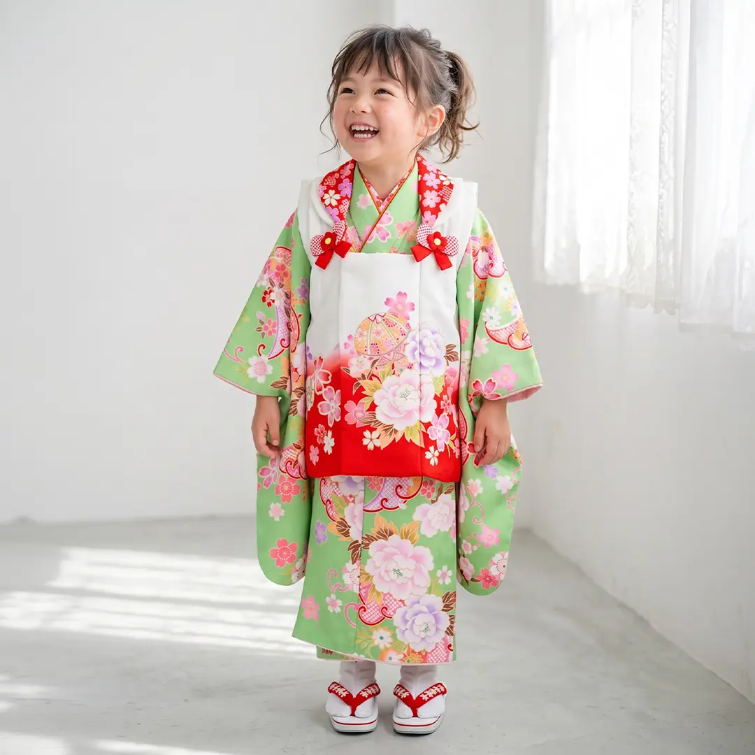黄緑地に牡丹と白と赤の被布コートセット／七五三・三歳女の子／着用イメージ