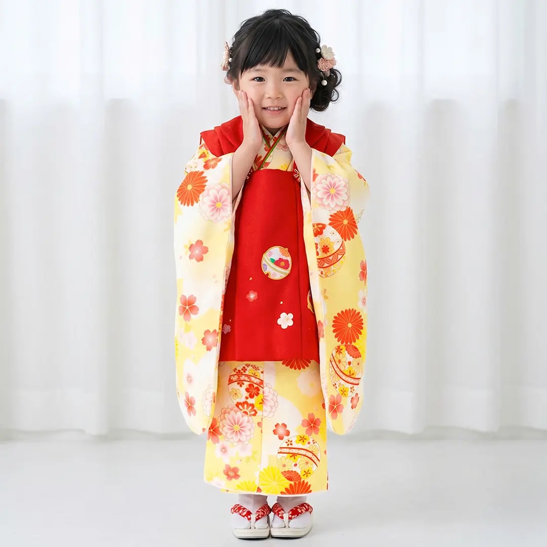 黄色地に花と鞠の赤の被布コートセット／七五三・三歳女の子／着用イメージ