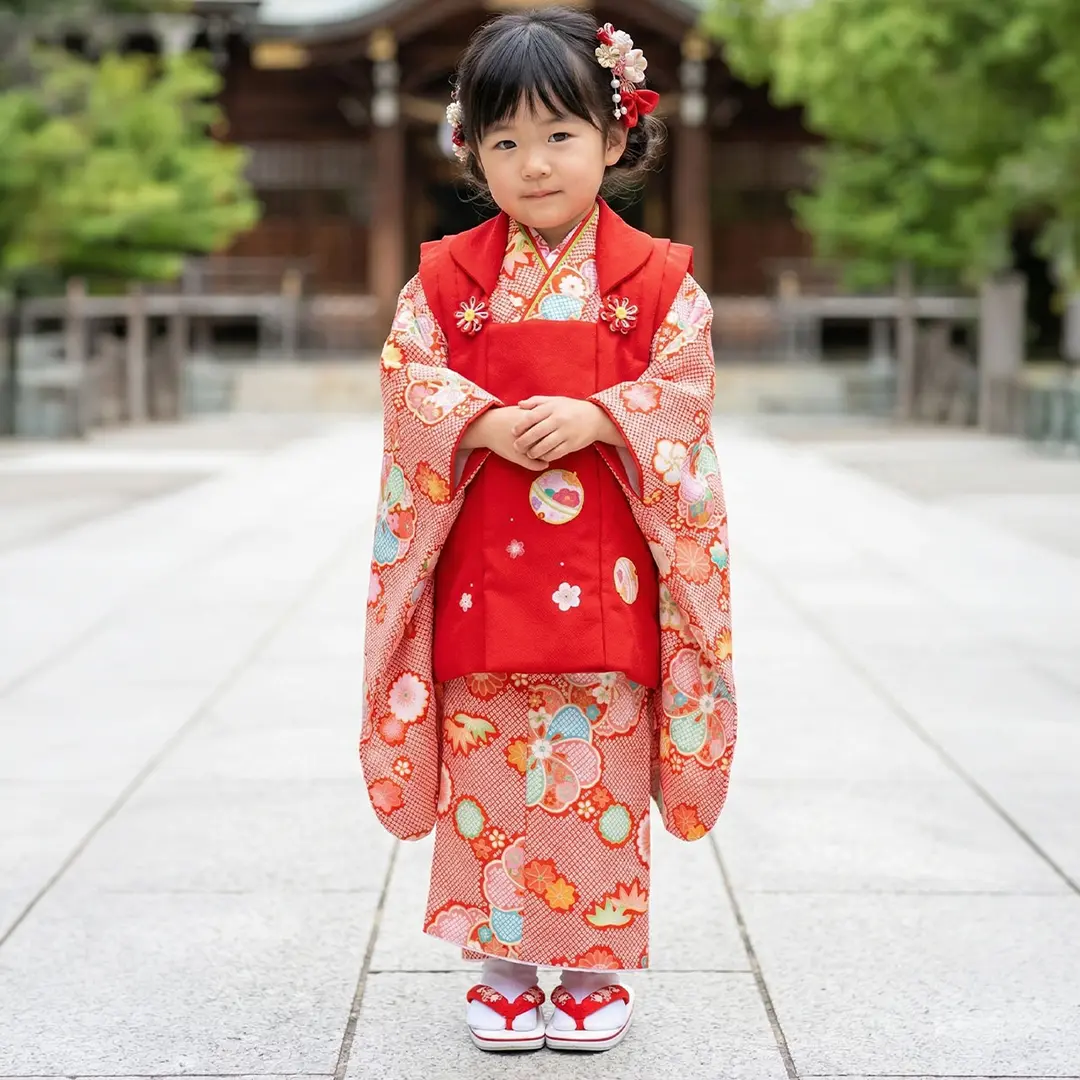 赤の疋田地に四季花の被布コートセット／七五三・三歳女の子／着用イメージ