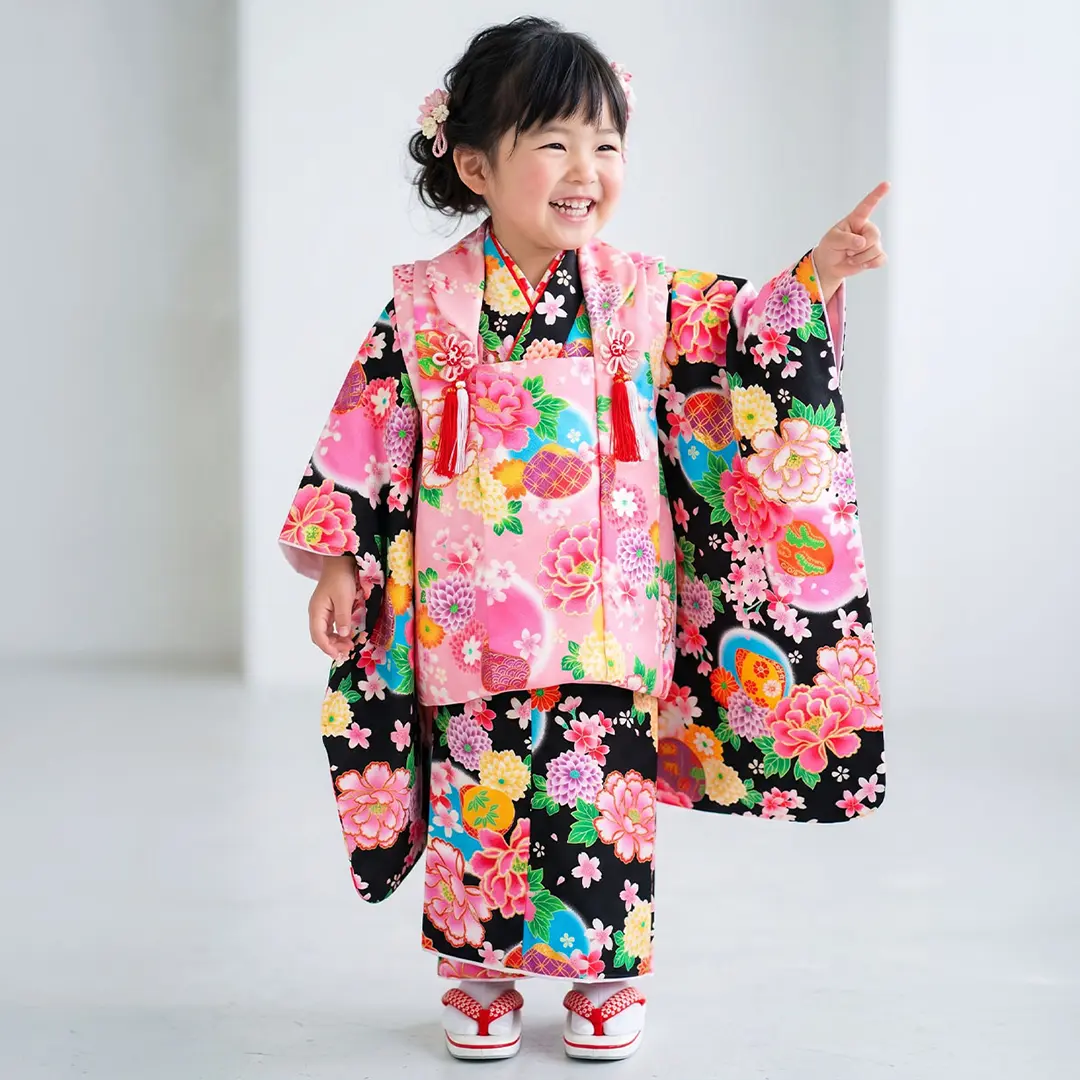 黒地に貝と花尽くしの着物、ピンクの被布コートセット／七五三・三歳女の子／着用イメージ