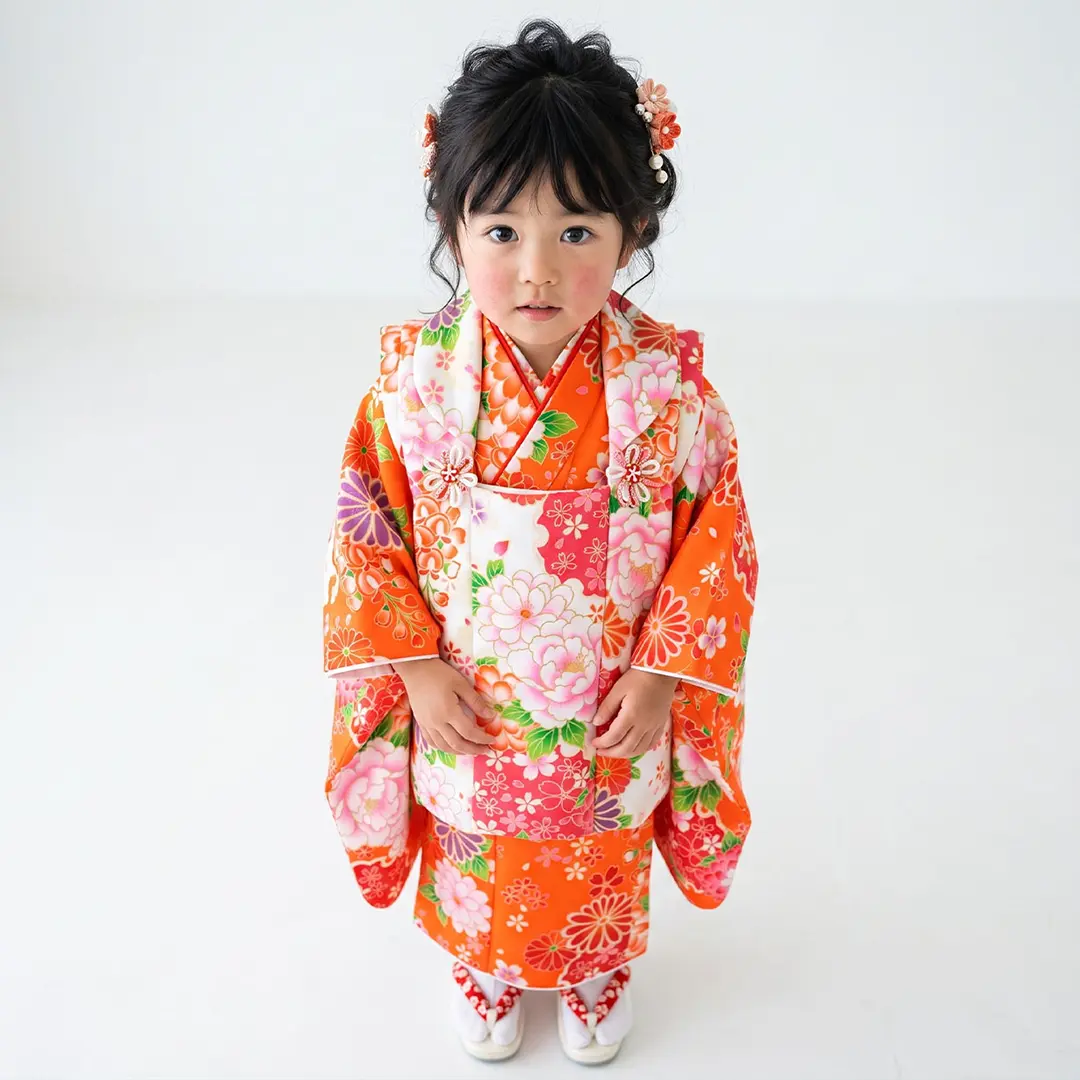 橙色に牡丹と雪輪、白地の被布コートセット／七五三・三歳女の子／着用イメージ
