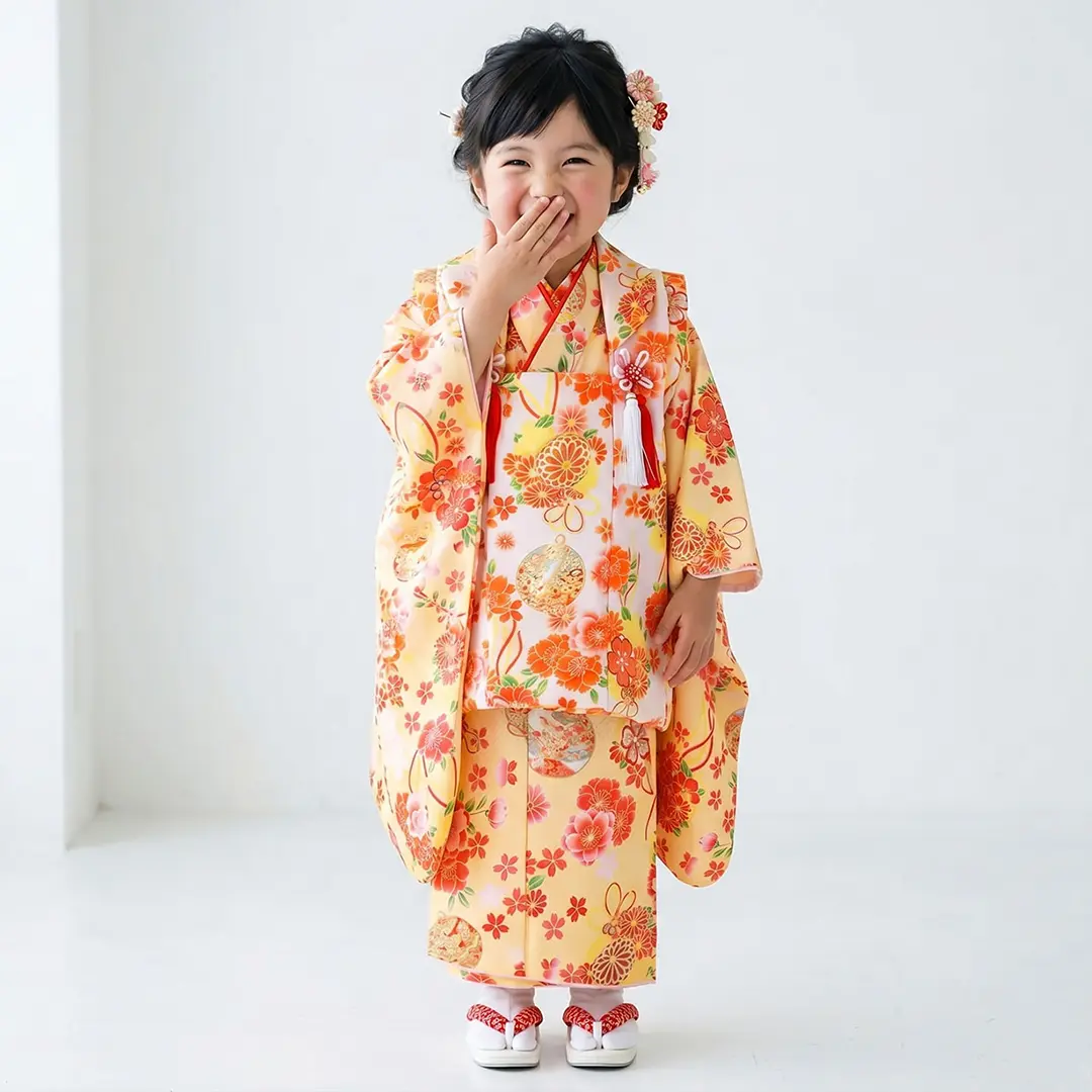 クリームイエローに桜と鈴、白の被布コートセット／七五三・三歳女の子／着用イメージ