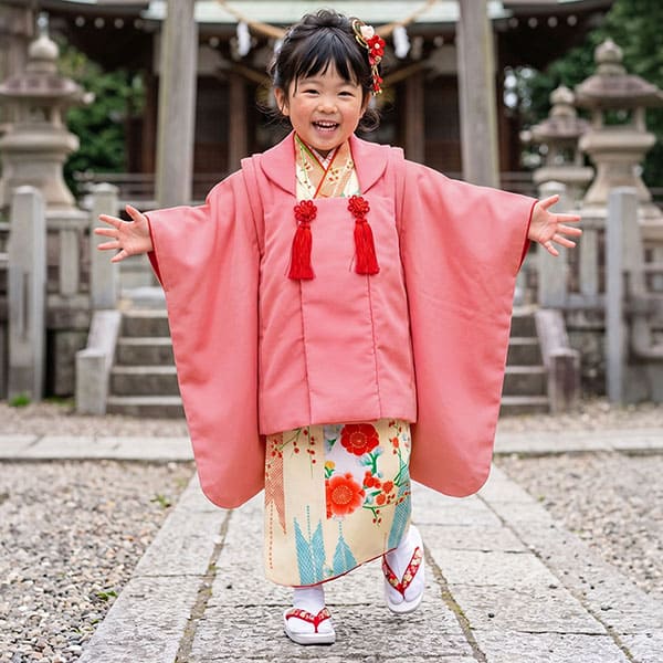 クリームに矢絣と牡丹の着物、ピンクの被布コートセット／七五三・三歳女の子／着用イメージ