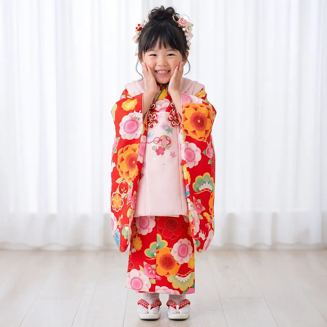 赤地にカラフルな八重桜と桜色の被布コートセット／七五三・三歳女の子／着用イメージ
