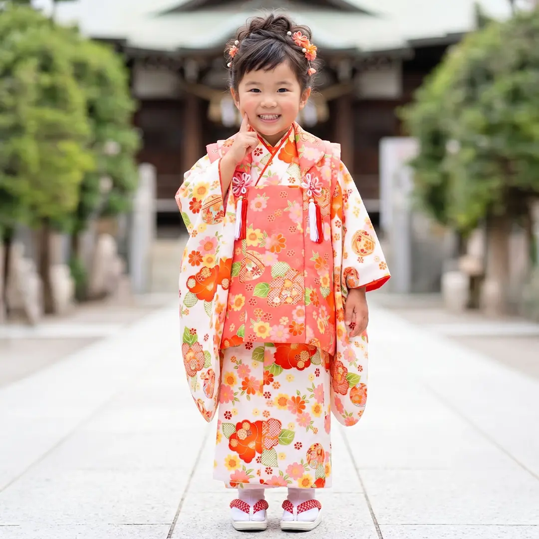 白地にレトロな花尽くしの被布コートセット／七五三・三歳女の子／着用イメージ
