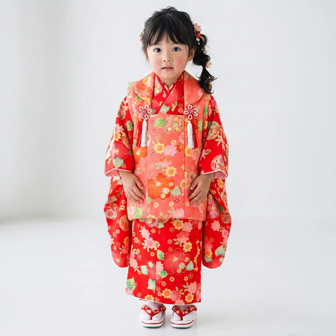 赤地にレトロな花尽くしの被布コートセット／七五三・三歳女の子／着用イメージ