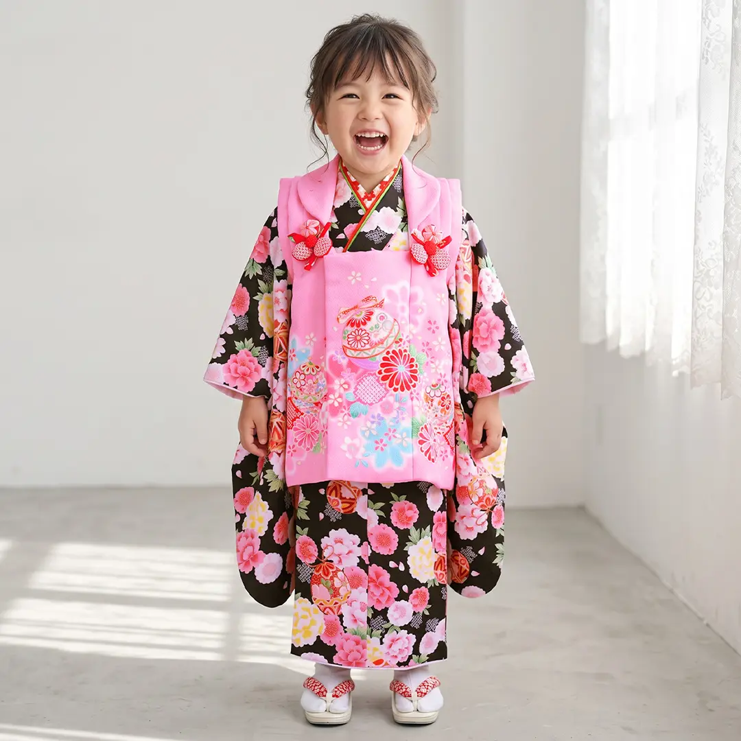 黒地に牡丹と桜、鈴の着物にピンクの被布コートセット／七五三・三歳女の子／着用イメージ