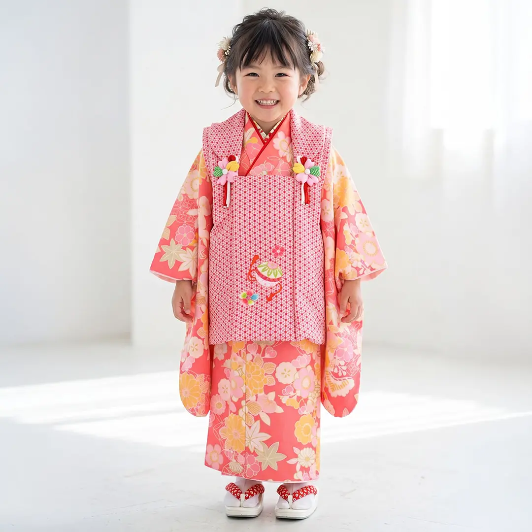 ピンク地に花尽くしと扇、赤色の麻の葉模様の被布コートセット／七五三・三歳女の子／着用イメージ