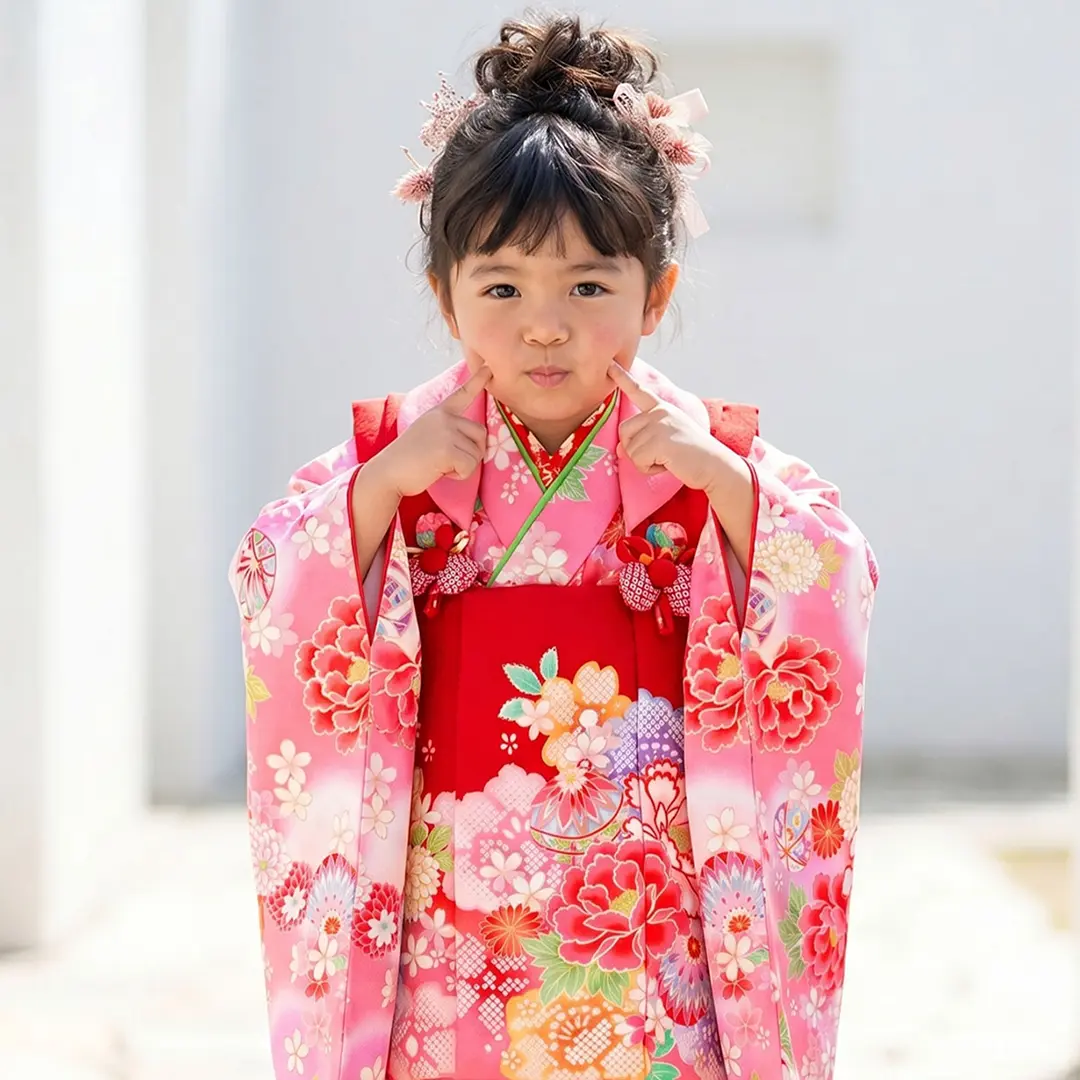 ピンク地に牡丹や鞠、桜の着物に赤の被布コートセット／七五三・三歳女の子／着用イメージ