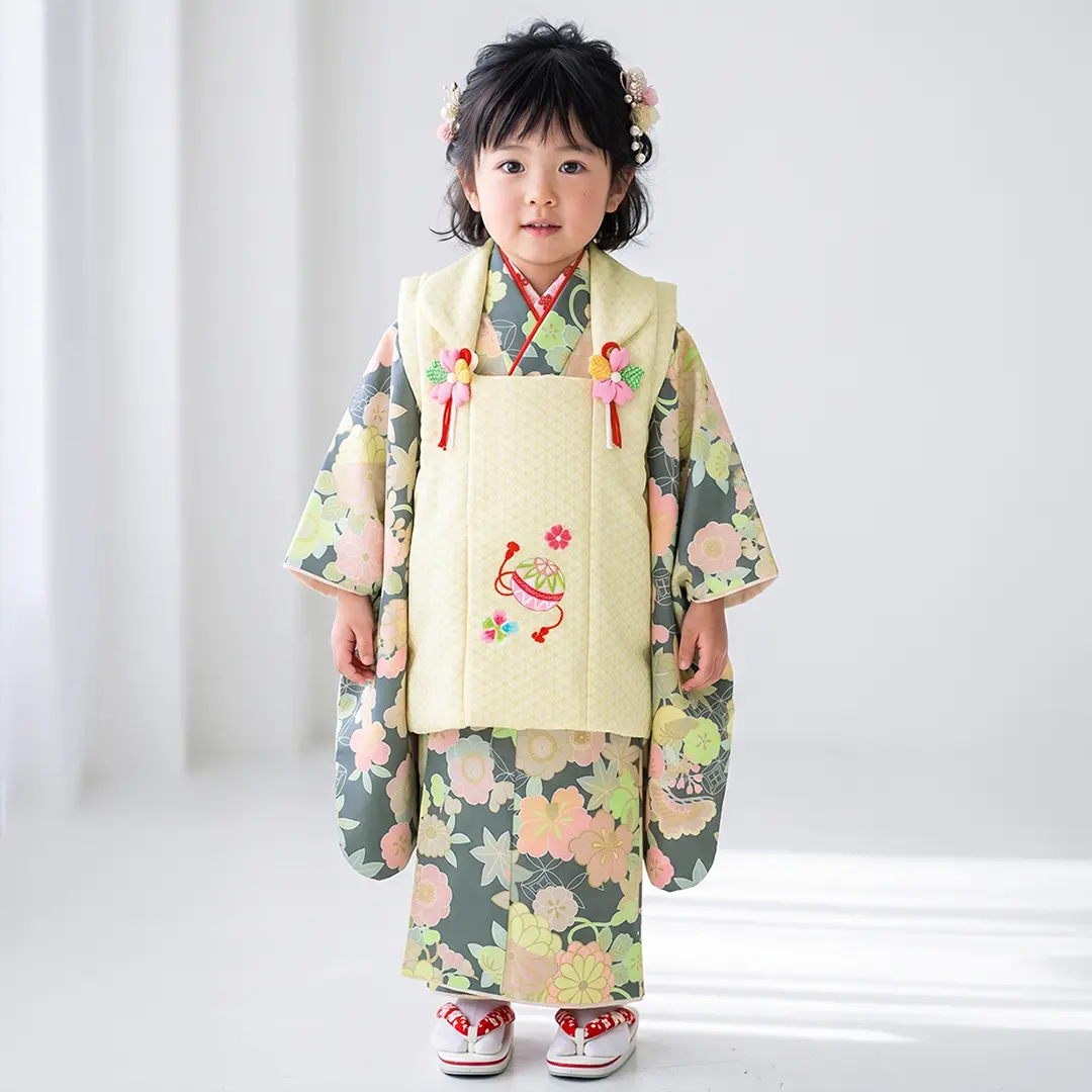 紺地に花尽くしと扇、黄色の麻の葉模様の被布コートセット／七五三・三歳女の子／着用イメージ