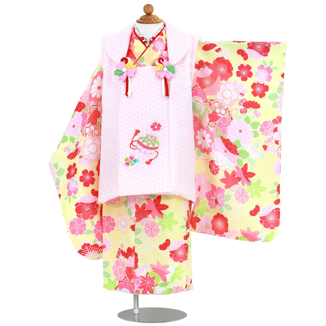 クリームイエローに花尽くしと鞠、ピンク色の麻の葉模様の被布コートセット／七五三・三歳女の子／正面