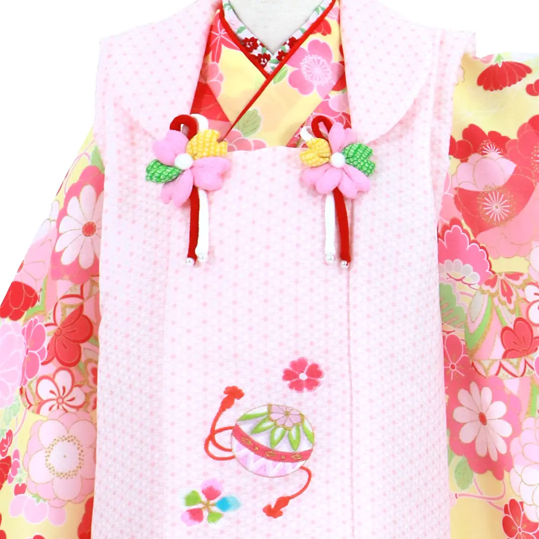 クリームイエローに花尽くしと鞠、ピンク色の麻の葉模様の被布コートセット／七五三・三歳女の子／被布詳細