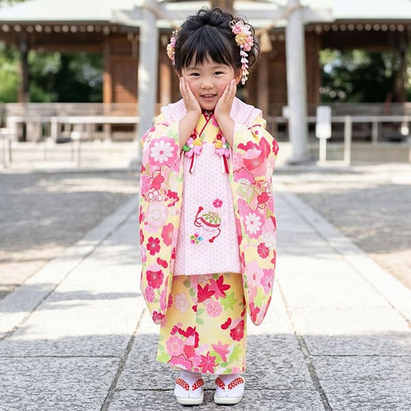クリームイエローに花尽くしと鞠、ピンク色の麻の葉模様の被布コート