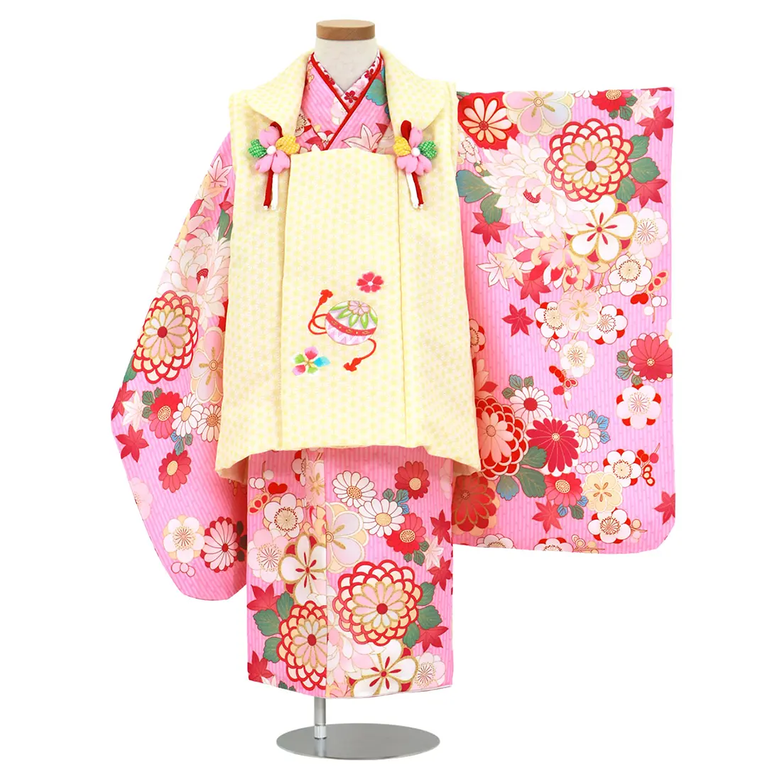 ピンクの縞模様に菊や梅の着物、黄色の麻の葉模様の被布コートセット／七五三・三歳女の子／正面