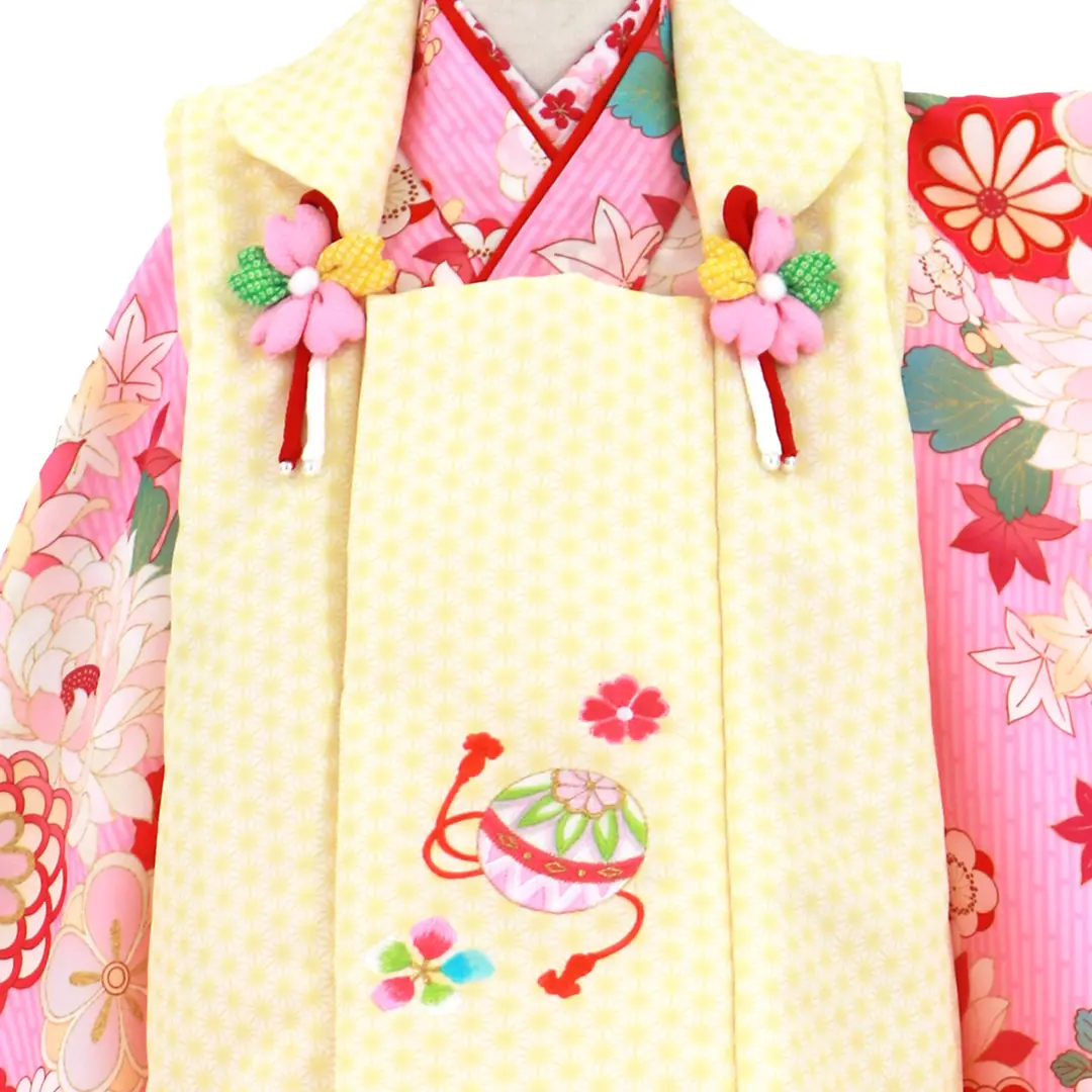 ピンクの縞模様に菊や梅の着物、黄色の麻の葉模様の被布コートセット／七五三・三歳女の子／被布詳細