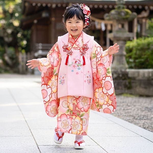 クリームイエローに桜づくし、ピンク色の被布コートセット／七五三・三歳女の子
