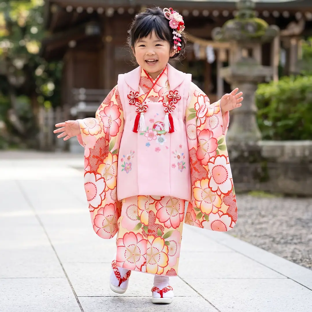 クリームイエローに桜づくし、ピンク色の被布コートセット／七五三・三歳女の子／着用イメージ