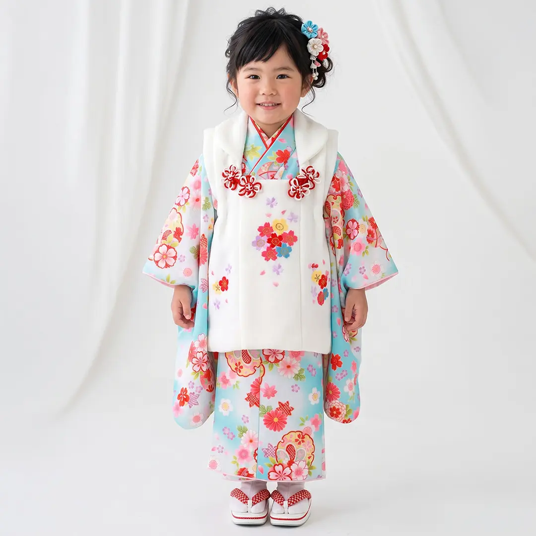 水色に桜と雪輪、白の被布コートセット／七五三・三歳女の子／着用イメージ