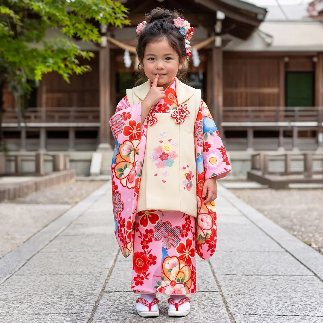 ピンク地に花尽くし、アイボリーの被布コートセット／七五三・三歳女の子／着用イメージ