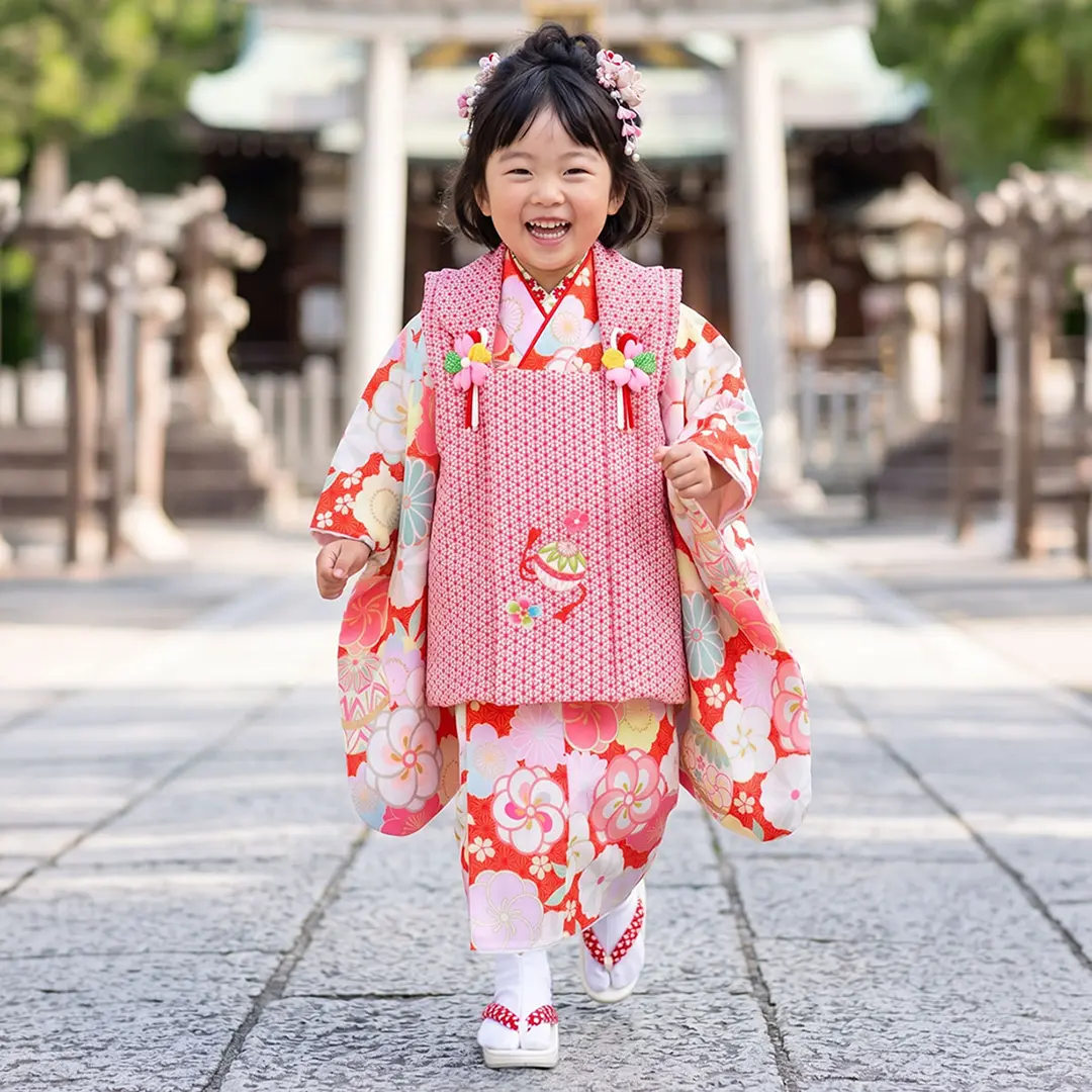 オレンジ地にねじ梅と桜に鞠、赤地の麻の葉の被布コートセット／七五三・三歳女の子／着用イメージ