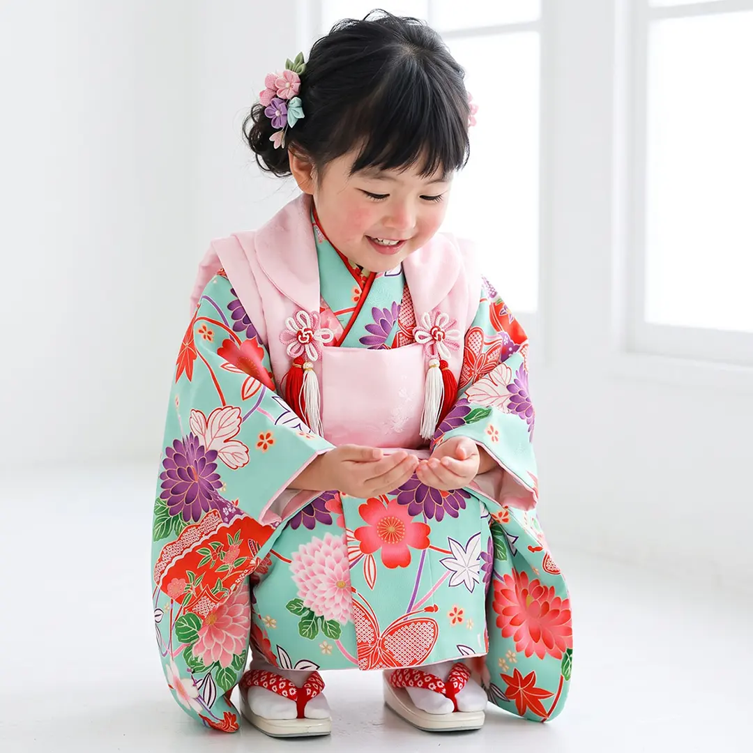 水色地に蝶や扇、ピンクの被布コートセット／七五三・三歳女の子／着用イメージ
