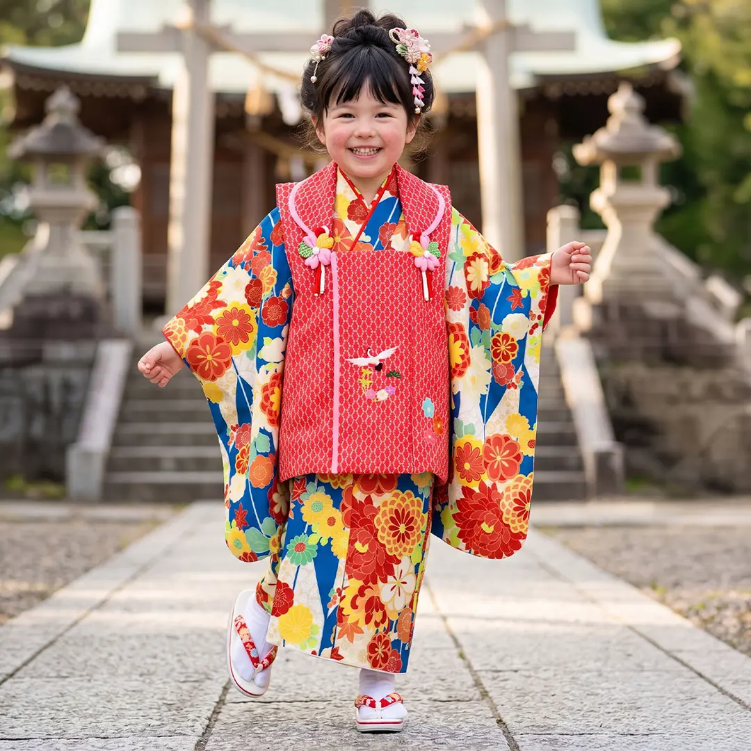青の矢絣にダリア、赤とピンクの被布コートセット／七五三・三歳女の子／着用イメージ