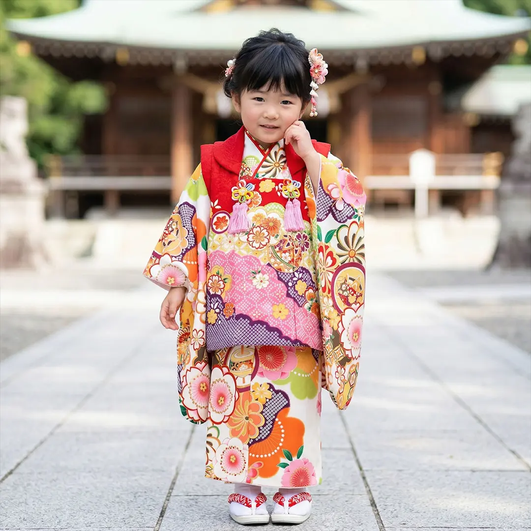 白地に桜と糸車、赤の被布コートセット／七五三・三歳女の子／着用イメージ