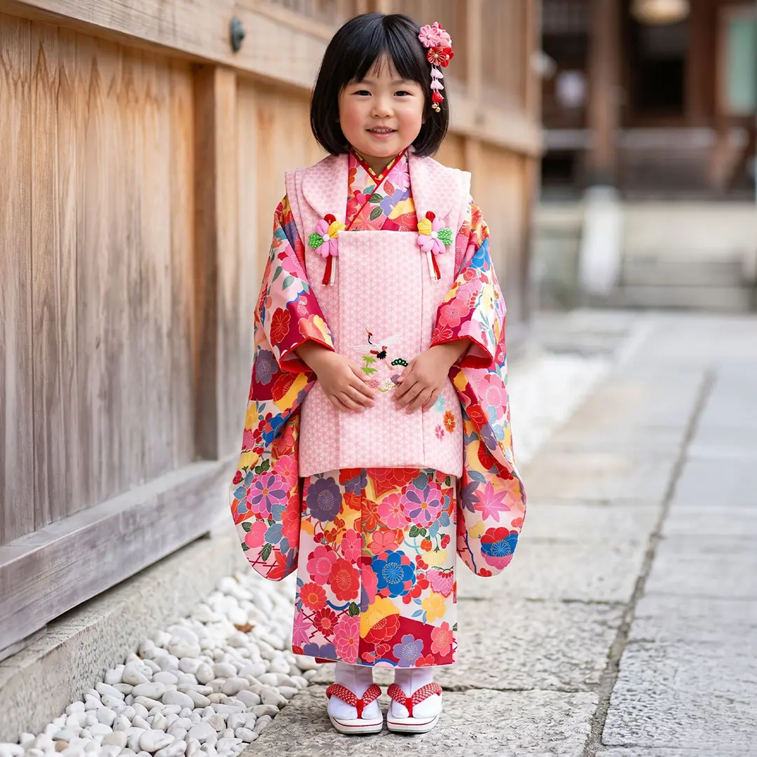 薄ピンク地に七宝と四季花、ピンクの被布コートセット／七五三・三歳女の子／着用イメージ