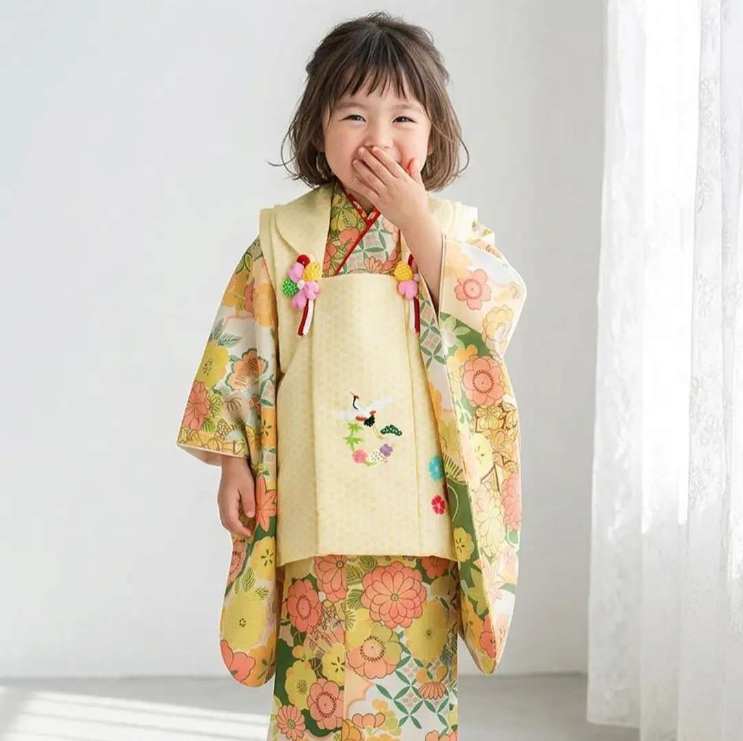 緑地に七宝と四季花、黄色の被布コートセット／七五三・三歳女の子／着用イメージ