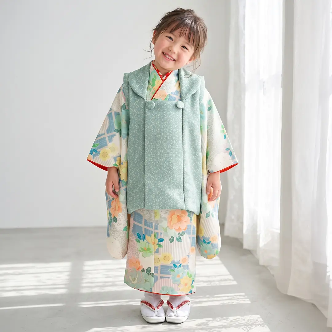 ブルーに桜と翁格子、麻の葉の被布コートセット／七五三・三歳女の子／着用イメージ