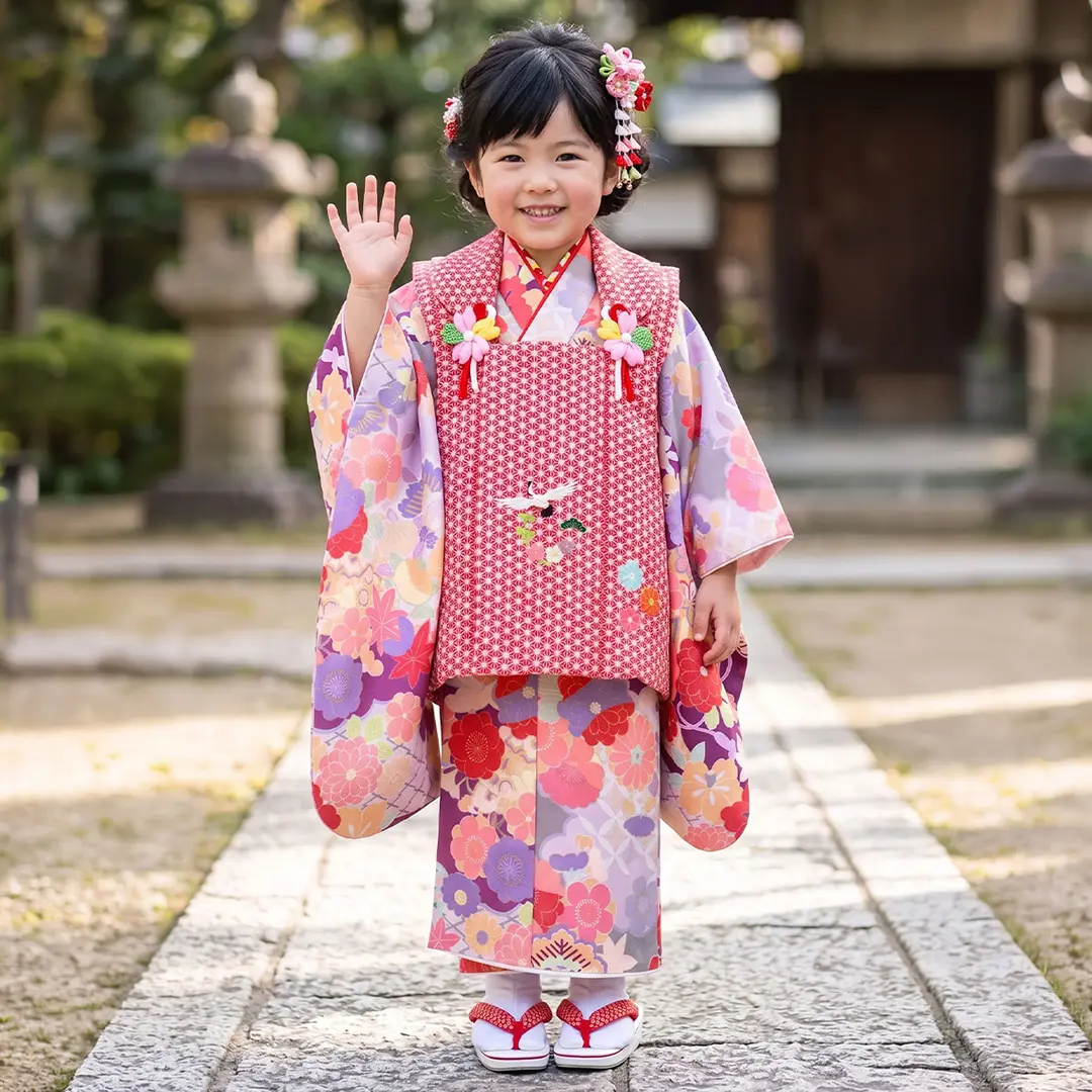 紫地に七宝と四季花、赤の被布コートセット／七五三・三歳女の子／着用イメージ