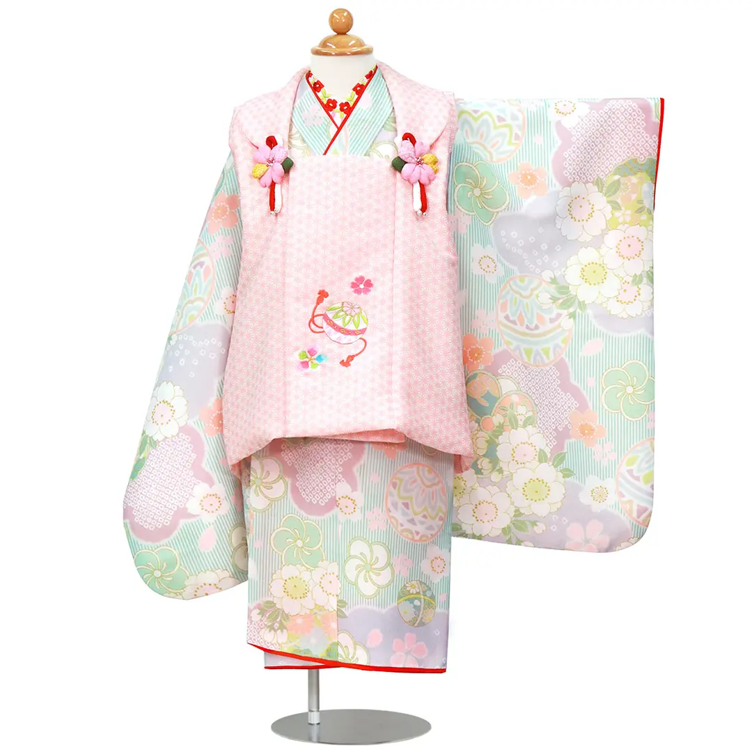 パステルグリーンのストライプに鞠と桜、ピンクの被布コートセット／七五三・三歳女の子／正面