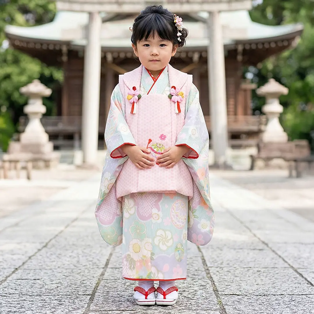 パステルグリーンのストライプに鞠と桜、ピンクの被布コートセット／七五三・三歳女の子／着用イメージ