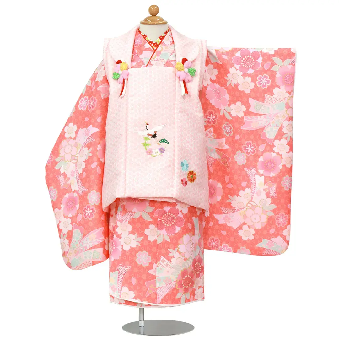 ピンク地に薄ピンクの桜と束ね熨斗の着物、ピンク色の麻の葉被布コートセット／七五三・三歳女の子／正面