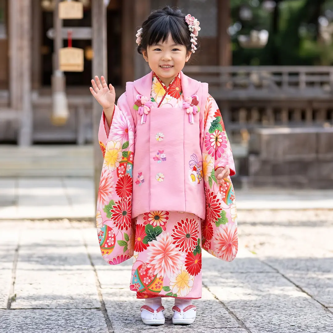薄ピンク地に和菊、ピンクの被布コートセット／七五三・三歳女の子／着用イメージ