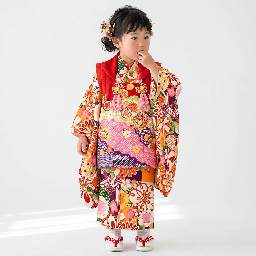 紫や山吹色の市松に折り鶴、赤の被布コートセット／七五三・三歳女の子／着用イメージ