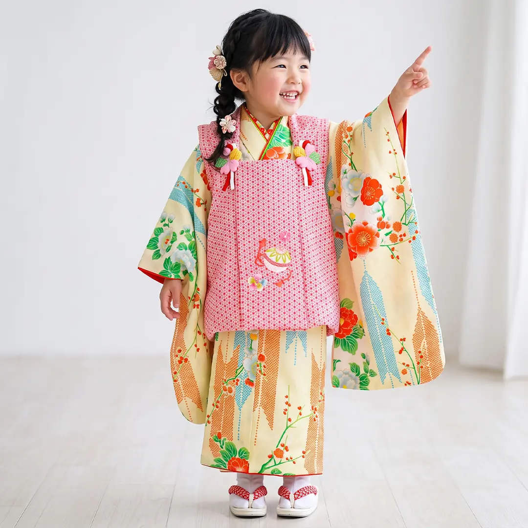 クリームに矢絣と牡丹の着物、赤の被布コートセット／七五三・三歳女の子／着用イメージ