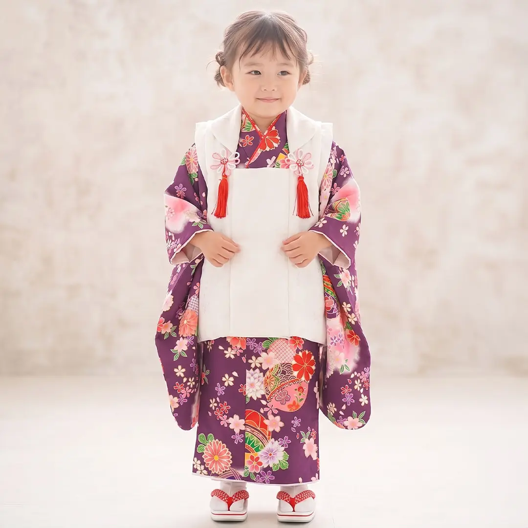 濃い紫に鞠と桜の着物、白無地の被布コートセット／七五三・三歳女の子／着用イメージ
