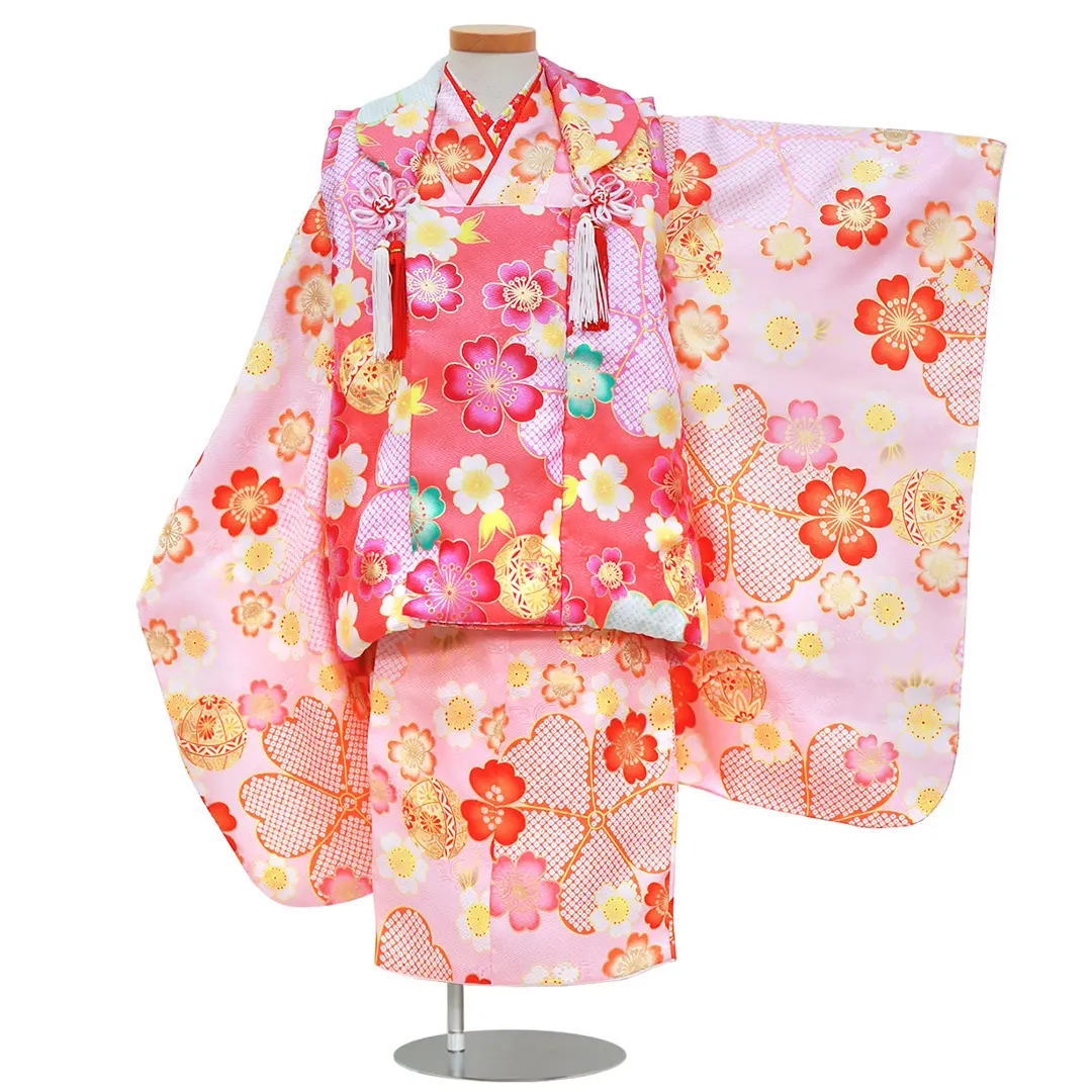 淡ピンク地に桜と鞠の着物、ピンク地に桜と鞠の被布コートセット／七五三・三歳女の子／正面