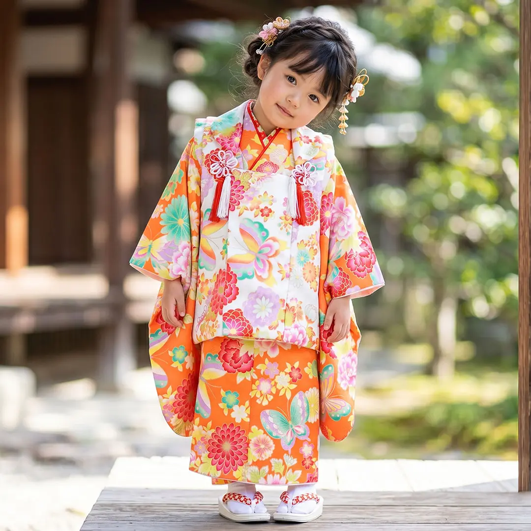 オレンジ地に牡丹と蝶の着物、白地に牡丹と蝶の被布コートセット／七五三・三歳女の子／着用イメージ