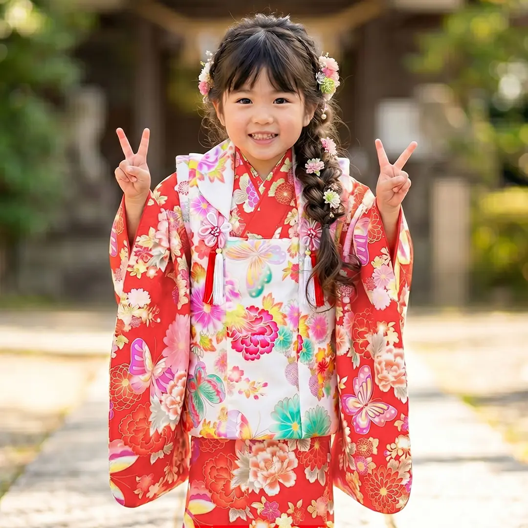 赤地に牡丹と蝶の着物、白地に牡丹と蝶の被布コートセット／七五三・三歳女の子／着用イメージ