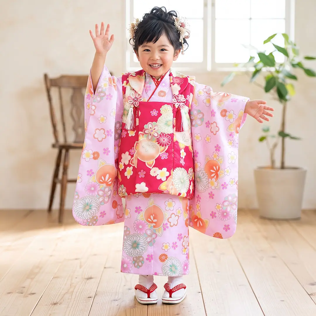 ピンク地にダリアと橘の着物、赤にダリアと橘の被布コートセット／七五三・三歳女の子／着用イメージ