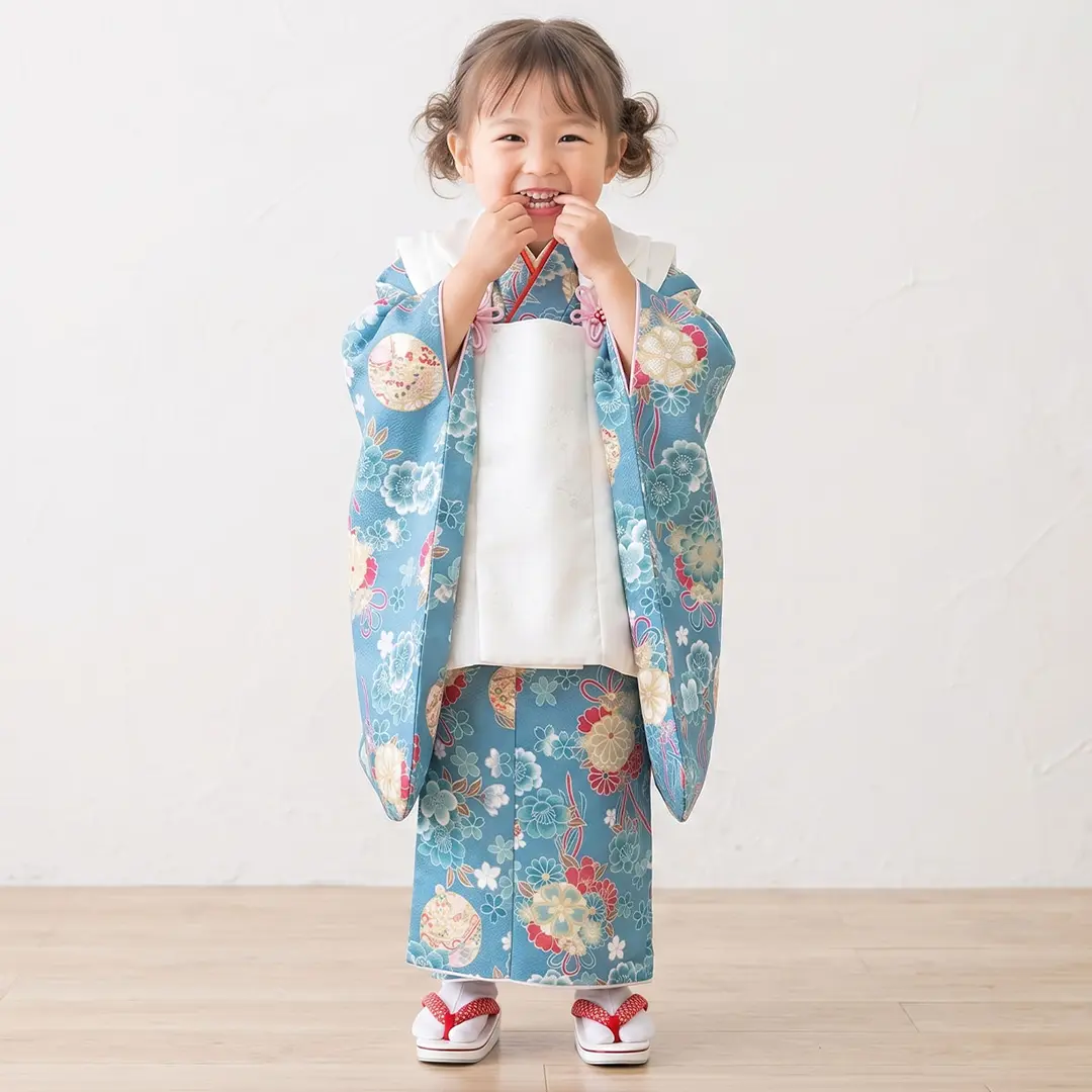 青地に薬玉と鈴、白の被布コートセット／七五三・三歳女の子／着用イメージ