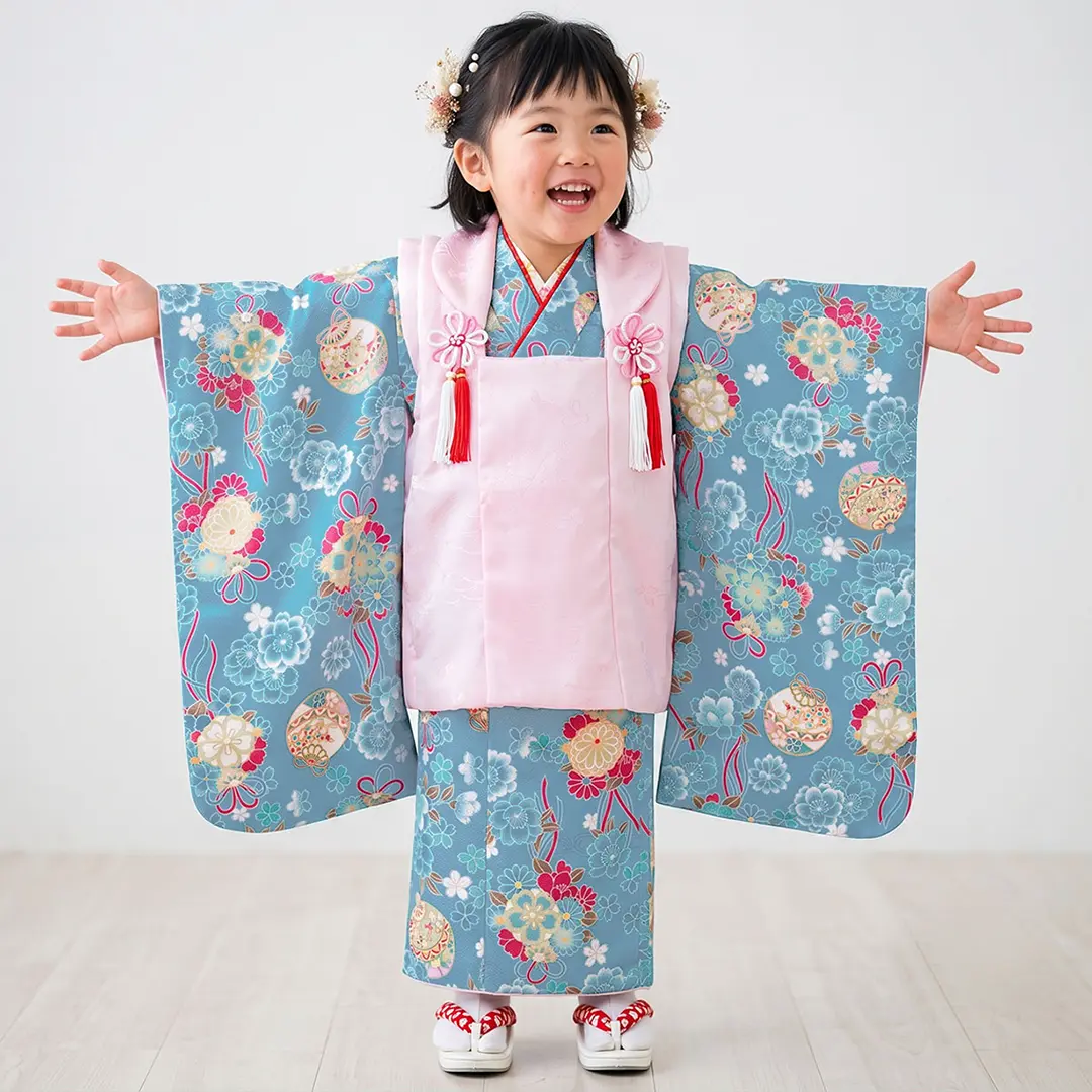 青地に薬玉と鈴、ピンクの被布コートセット／七五三・三歳女の子／着用イメージ