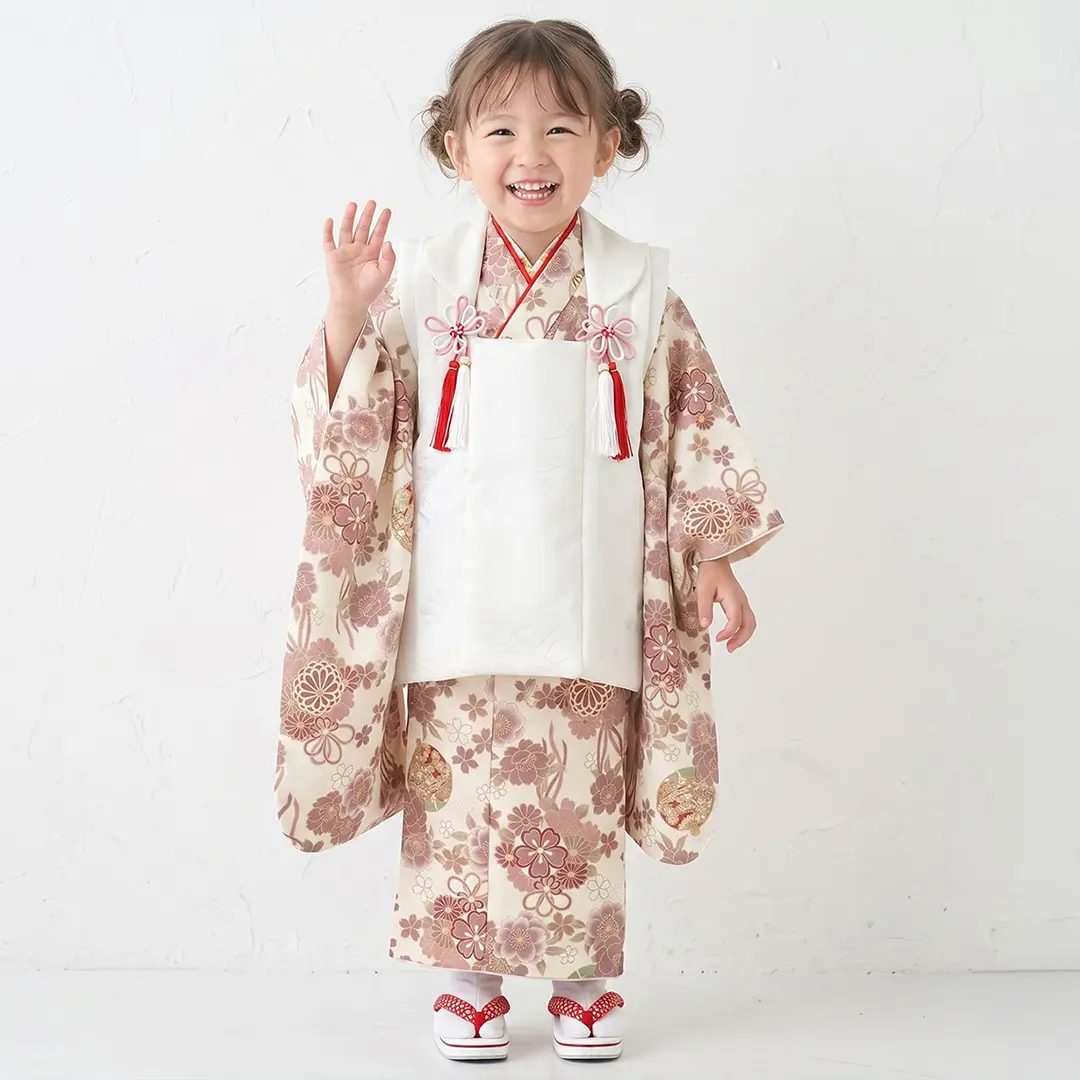 ベージュ地に薬玉と鈴、白の被布コートセット／七五三・三歳女の子／着用イメージ