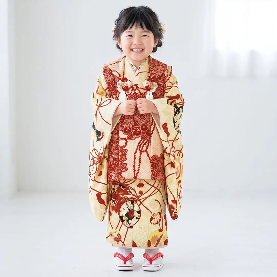 《華徒然》桜と薬玉・鞠・貝合（白色）、白の被布コートセット／七五三・三歳女の子・被布コートセット／着用イメージ