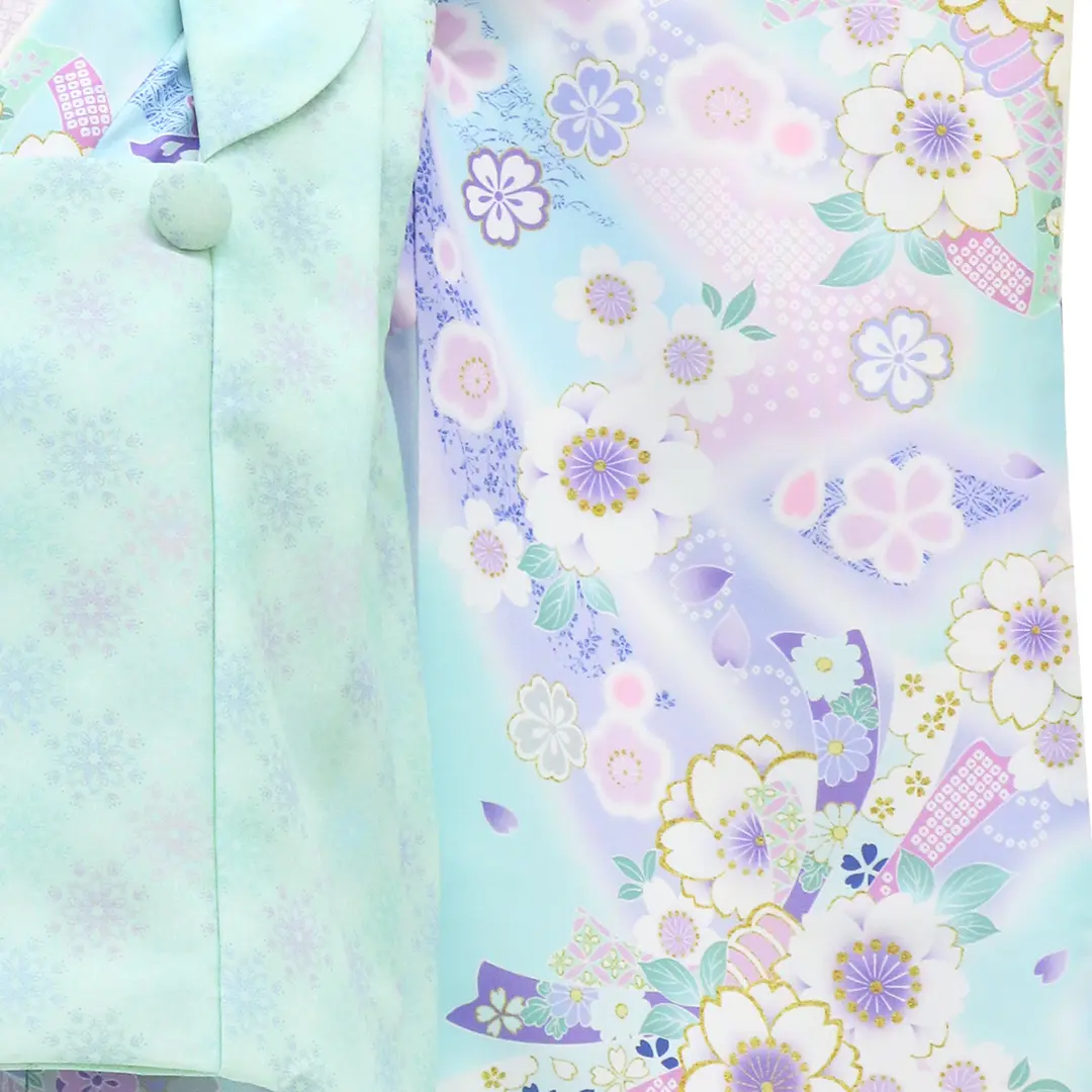 七五三　3歳女の子　はなひめ　人気の水色着物　カラフル　桜　熨斗目　狛犬　新品 KAGURA》 水色に桜と熨斗、ミントブルーの被布コートセット