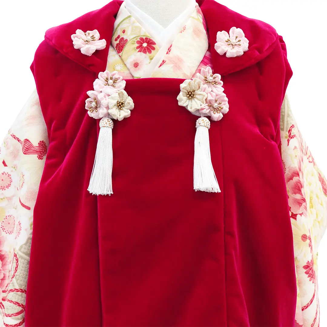 《華徒然》クリーム地に牡丹と吉祥文様、ベルベットの被布コートセット／七五三・三歳女の子 被布