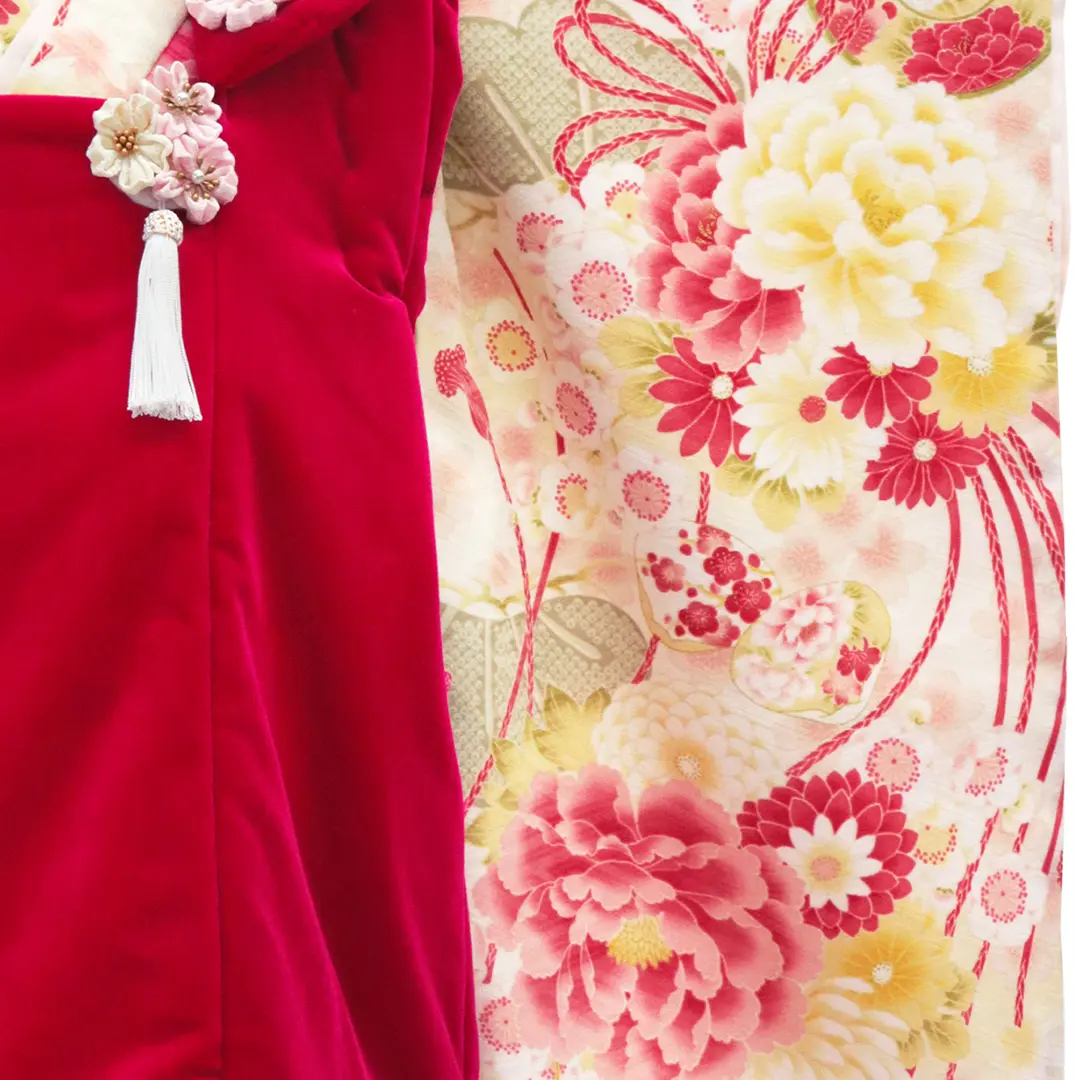 《華徒然》クリーム地に牡丹と吉祥文様、ベルベットの被布コートセット／七五三・三歳女の子 袖