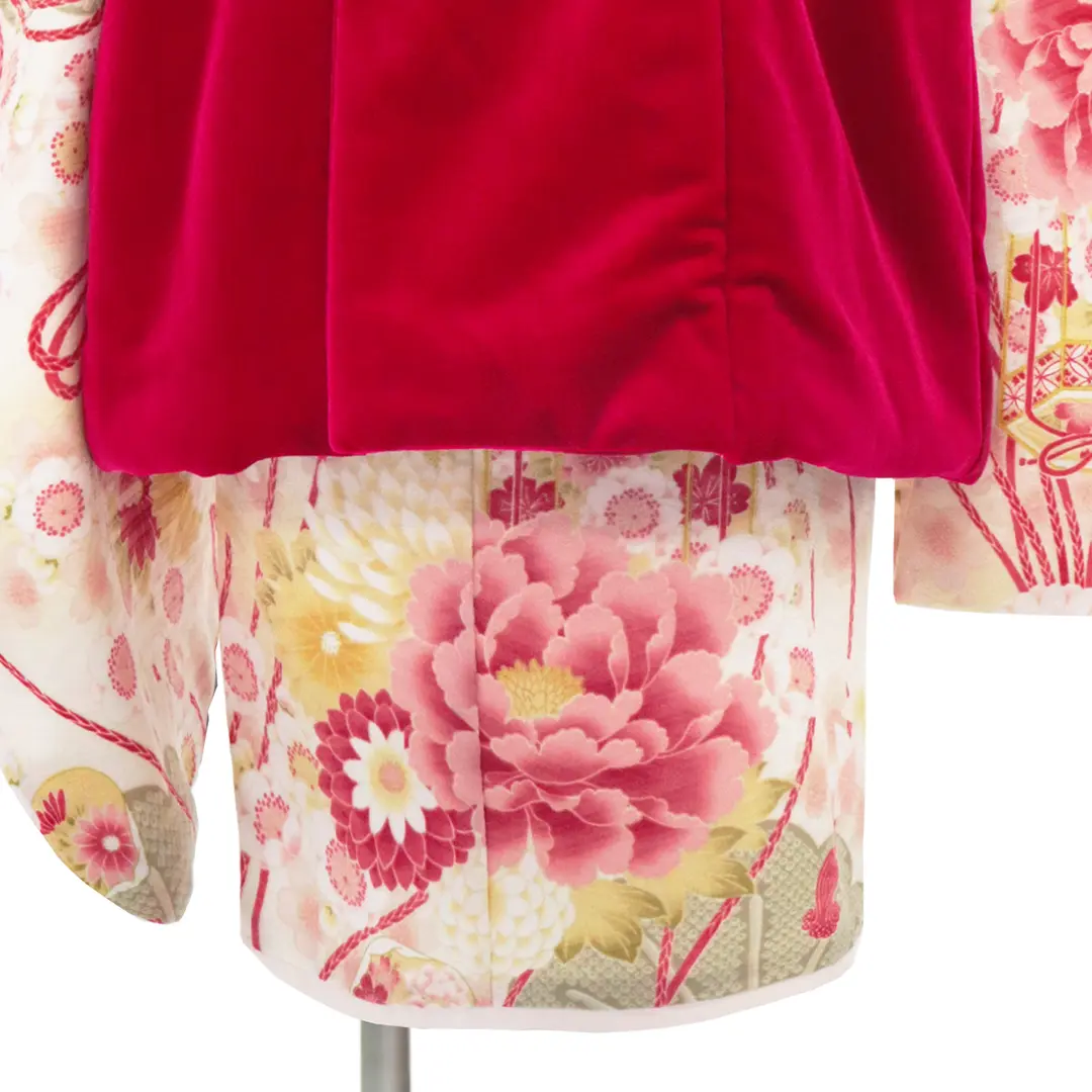 《華徒然》クリーム地に牡丹と吉祥文様、ベルベットの被布コートセット／七五三・三歳女の子 裾